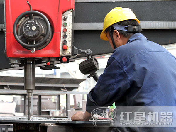 操作大型機械設備的技術(shù)人員