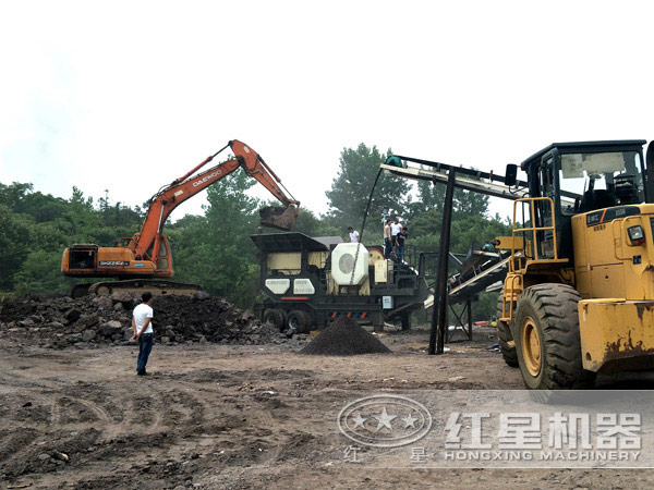 輪胎移動顎式破碎機作業(yè)現(xiàn)場