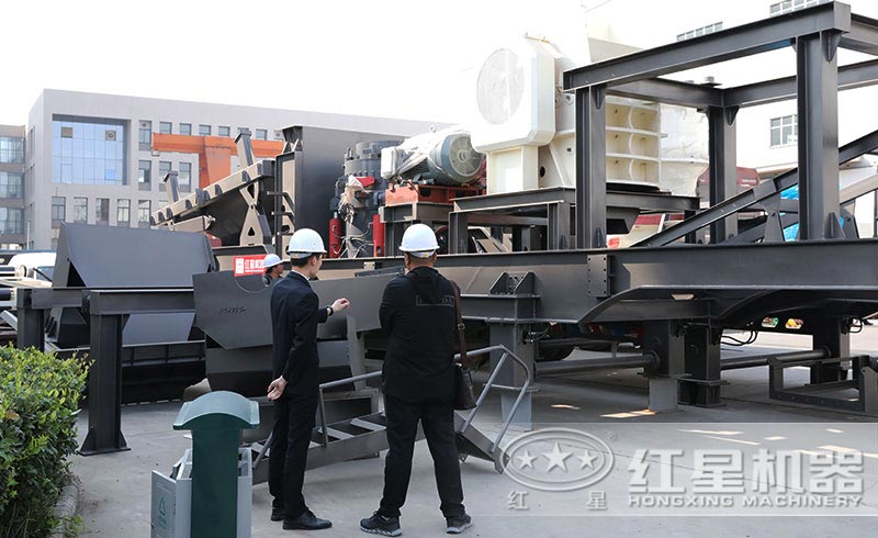 參觀、考察移動(dòng)碎石機(jī)的客戶