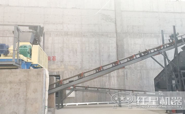 對輥粉碎機作業(yè)現場