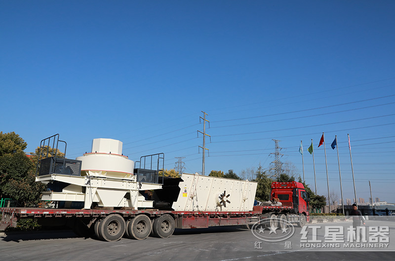成套石灰石制砂生產(chǎn)線(xiàn)設(shè)備裝車(chē)發(fā)貨現(xiàn)場(chǎng)